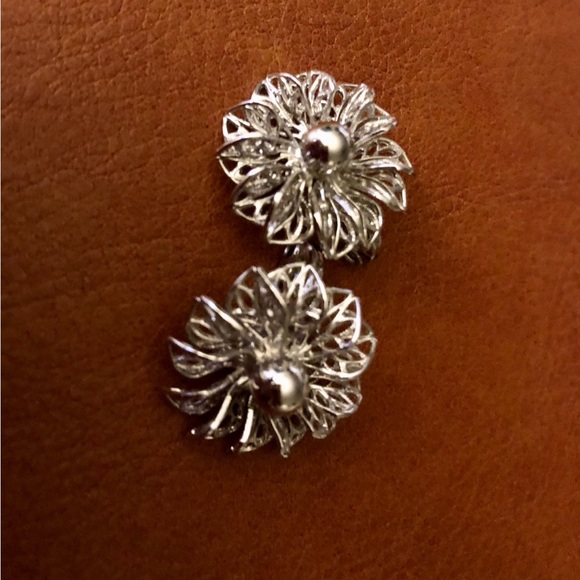 Vintage Silvertone Flower Clip On Earrings - Picture 4 of 4